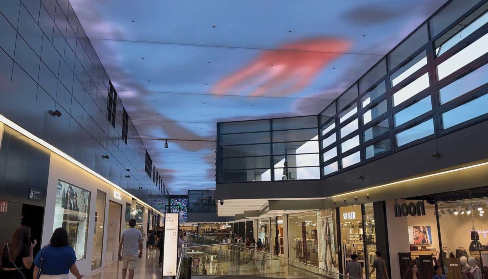 Detalle de la iluminacin digital en el centro comercial por Lumalia Studio