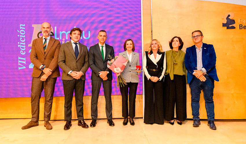 Entrega del premio honorfico AELMHU 2025 a doctora Mara Luz Couce Pico...