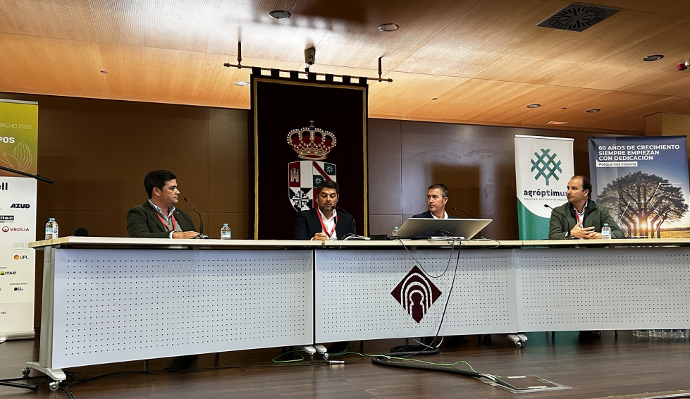 Mesa redonda sobre Asesoramiento tcnico y proyectos integrales en la produccin de pistacho en el Frum Almendro y Pistacho 2025...
