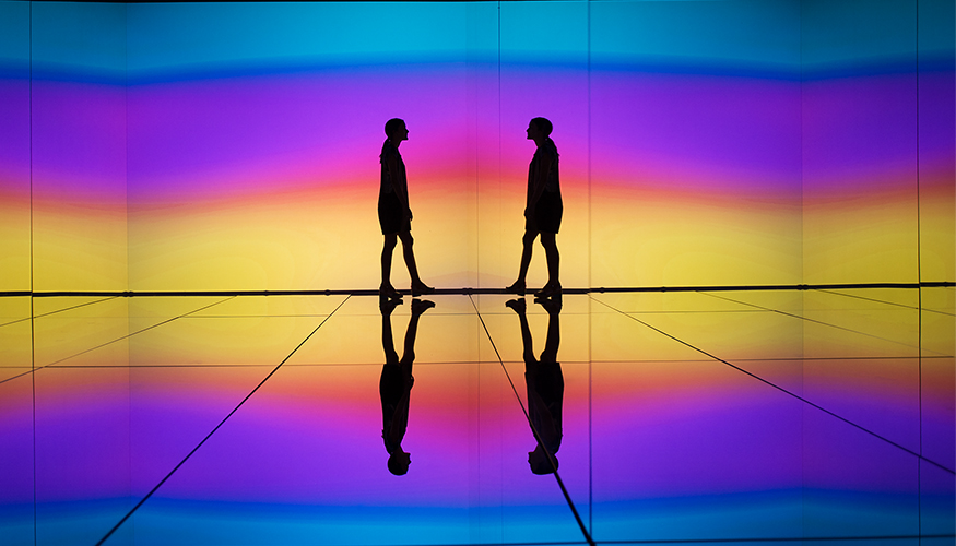 Composicin infinita de la artista Rachel Valds donde la iluminacin altera la percepcin de la realidad