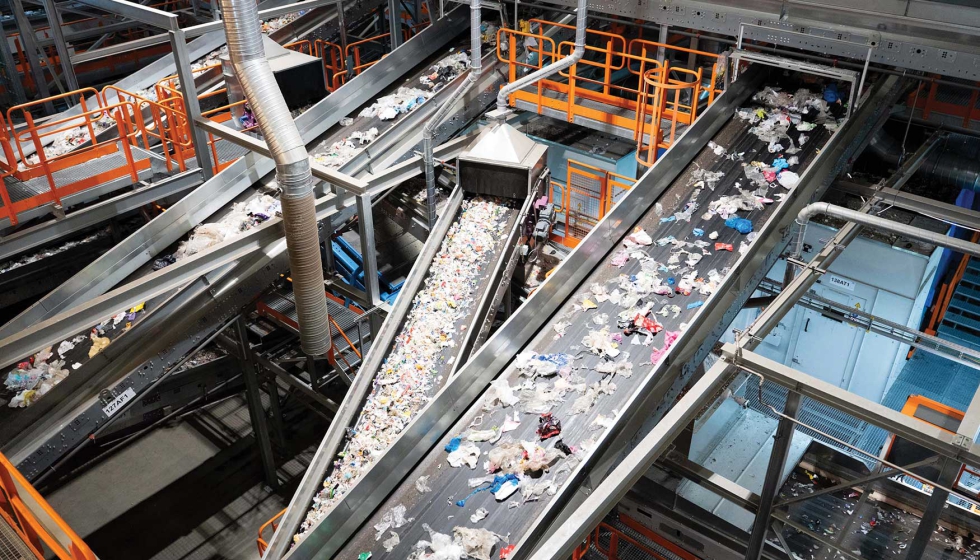 La planta consta de 33 mquinas NIR que, mediante tecnologa infrarroja, clasifican el embalaje plstico en diferentes calidades...