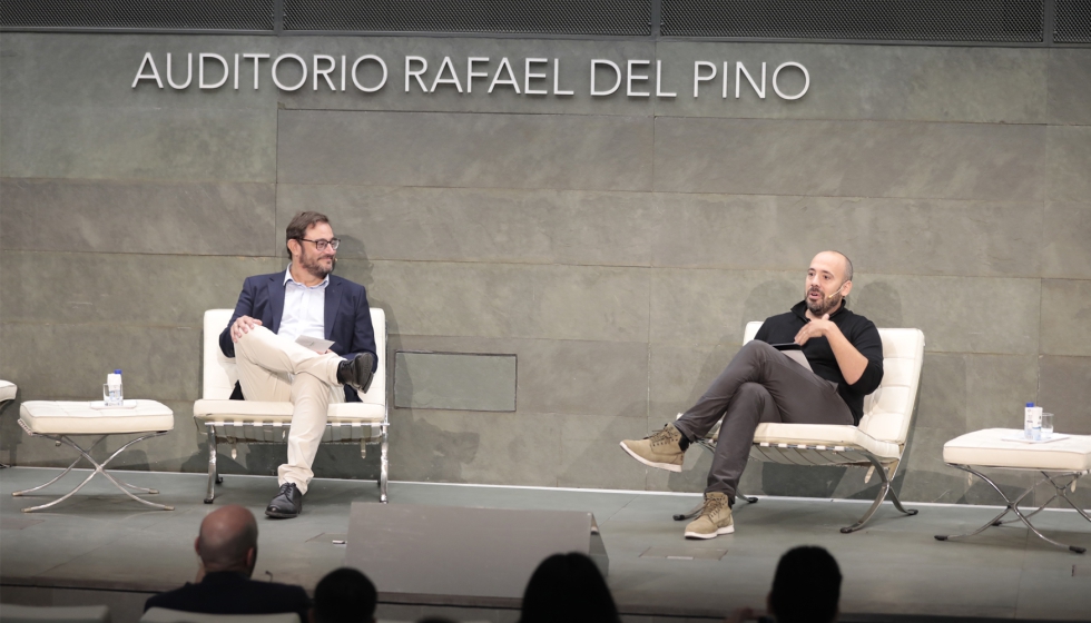 Víctor Moure, vicepresidente de Power Products & Digital Energy de Schneider Electric Iberia (derecha), y Alejandro Diego Rosell...