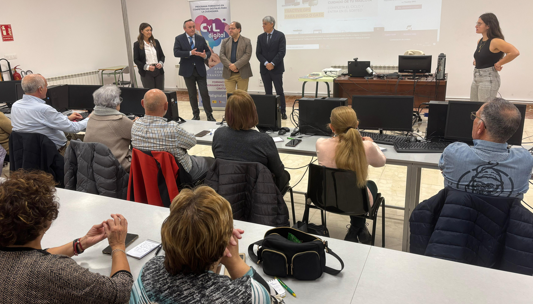 El viceconsejero de Transformacin Digital, Luis Enrique Ortega, ha visitado el centro asociado de La Baeza (Len)...