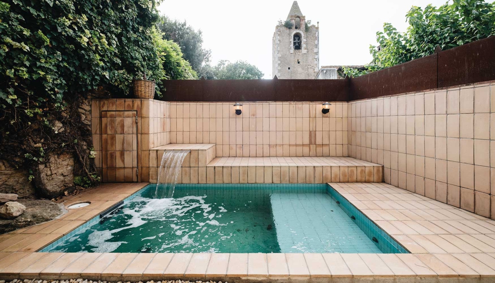 En el jardn se encuentra la piscina con una pequea cascada, las baldosas cermicas...