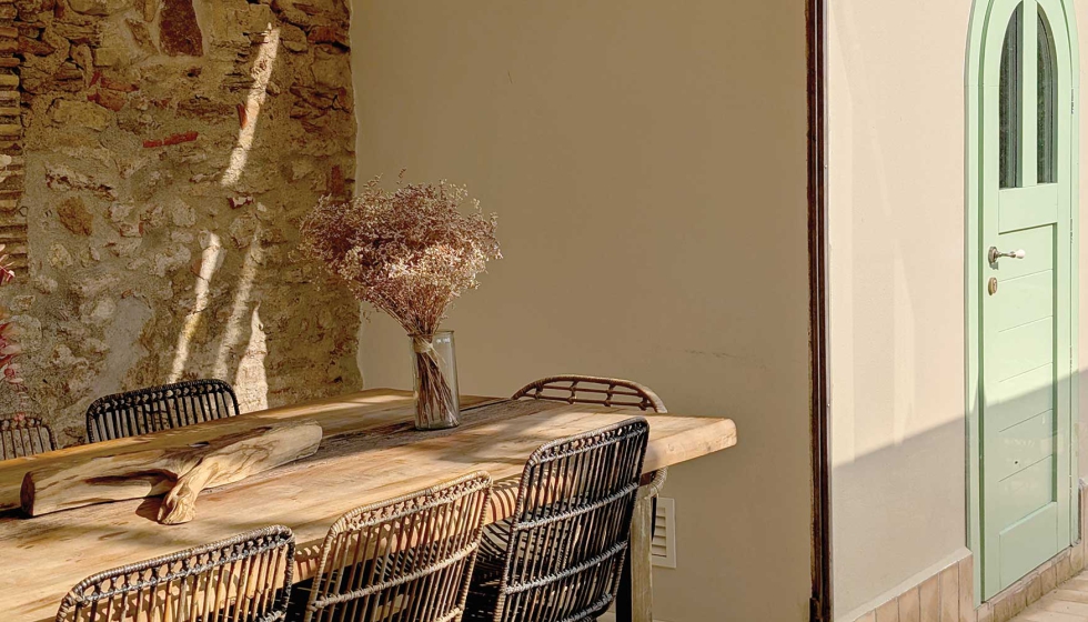 Mesa de madera maciza preside el espacio y aporta calidez, mientras las sillas de fibras vegetales remiten al trabajo artesanal propio de la zona...