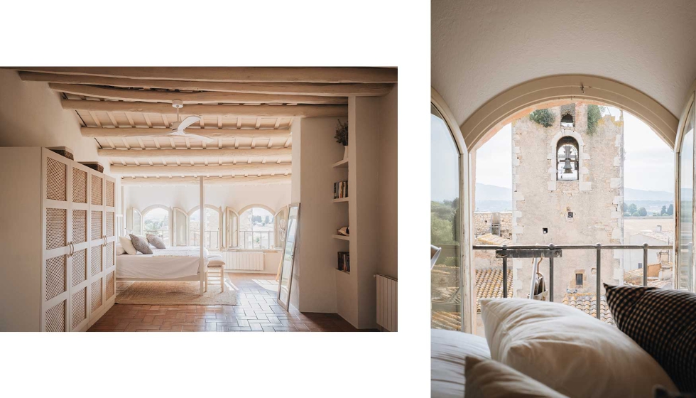 Los dormitorios, con mobiliario en madera y fibras naturales, se integran con elementos de obra a medida...