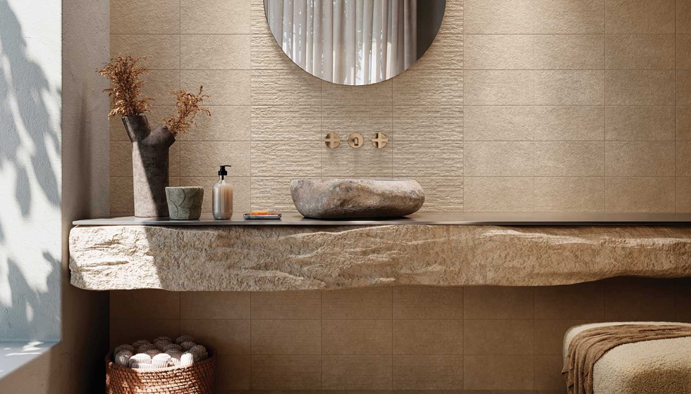 Las superficies presentan densidad y textura, mostrando rugosidades, erosiones y fragmentos, en un lenguaje que evoca canteras...