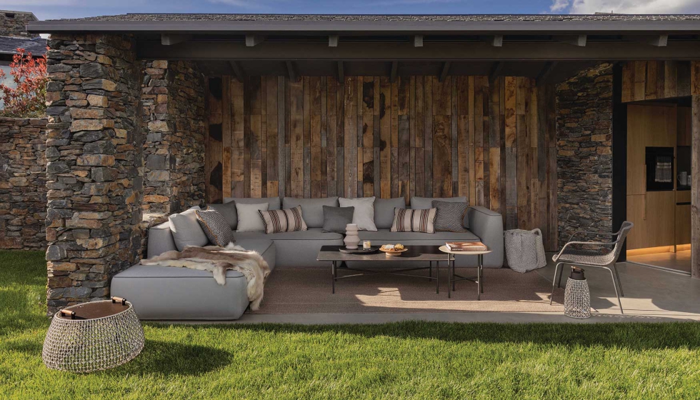 Siguiendo el estilo del proyecto arquitectnico exterior...