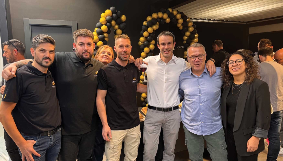 Albert Busquets, Vicente Sabater y Glria Segarrs (los tres a la derecha de la imagen), junto a otros miembros de la plantilla de CentroAlum...