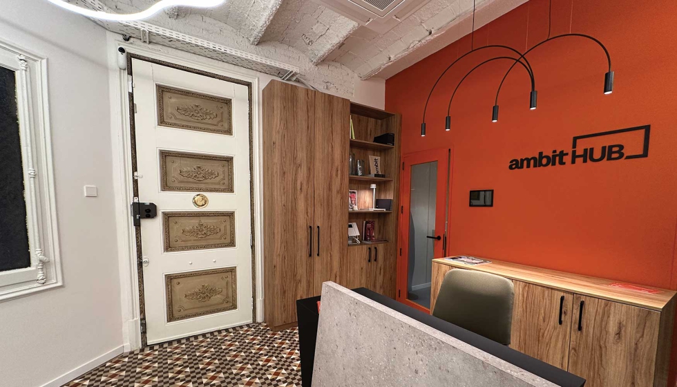 La zona de recepcin que destaca por el pavimento hidrulico original de Nolla