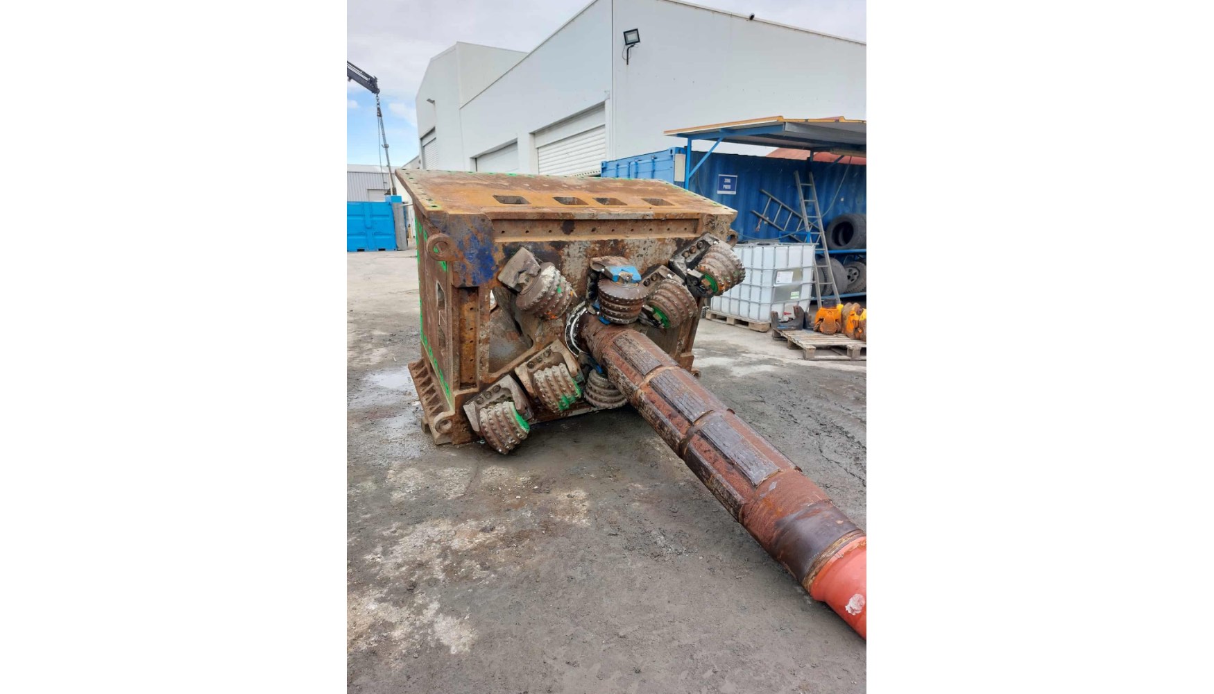 La movilizacin del equipo desde el centro de trabajo de Drillcon hasta la zona de intervencin dentro de la mina implic un recorrido de...