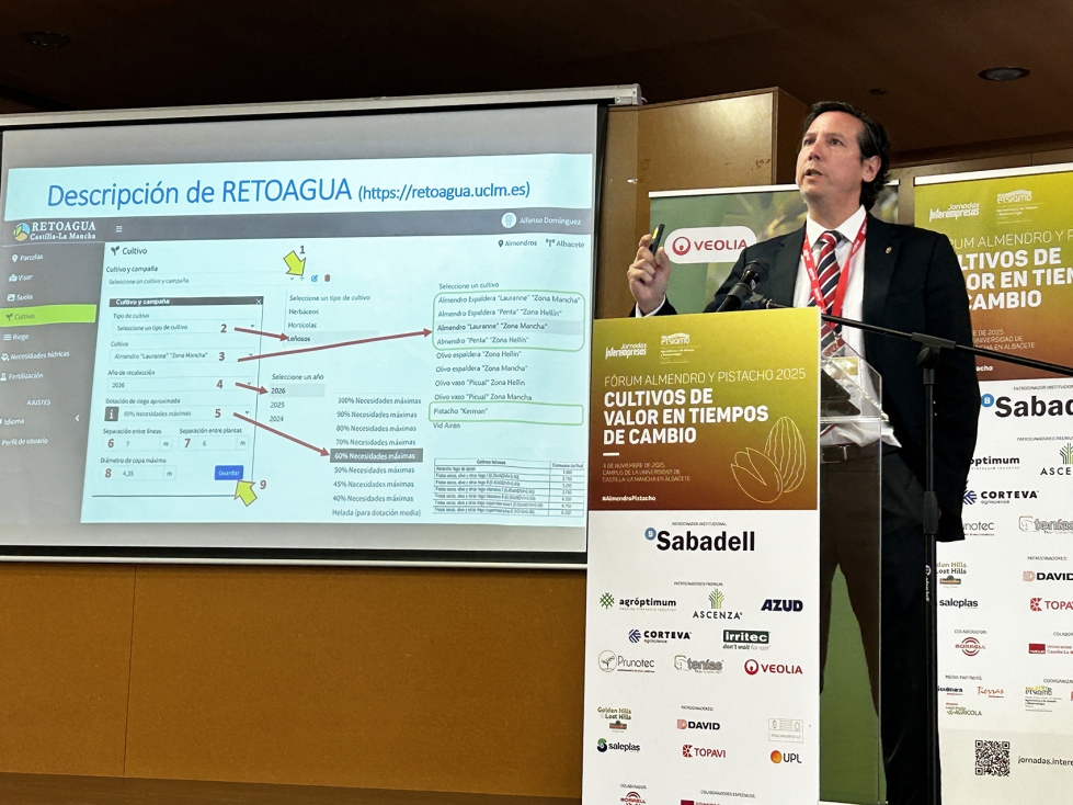 Alfonso Domnguez, Catedrtico de la ETSIAMB, ofreci la ponencia inaugural para explicar la herramienta RETOAGUA