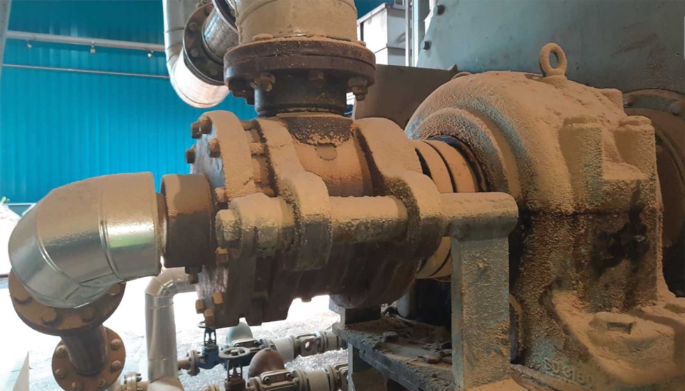 Acumulacin de residuos en la articulacin rotativa durante la operacin  situacin previa a la intervencin