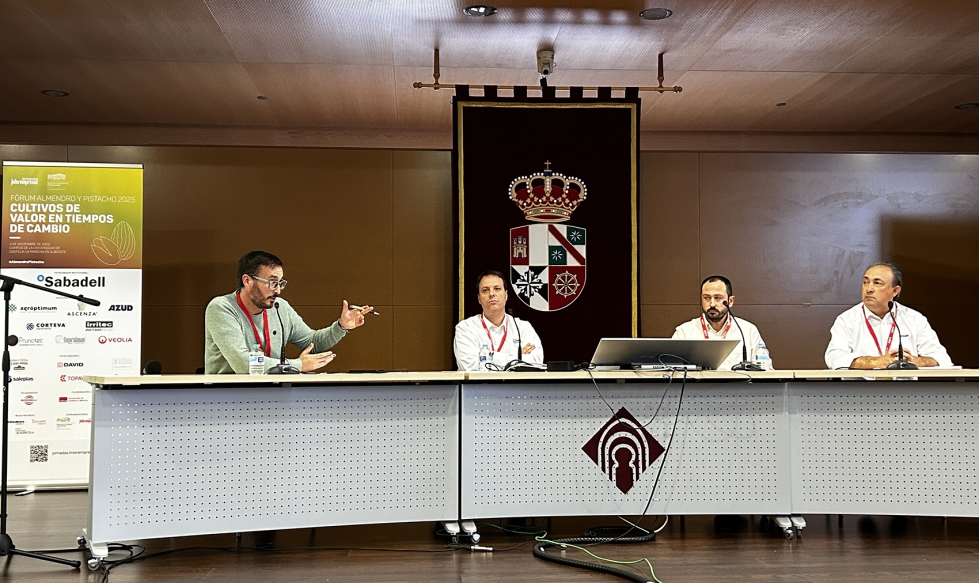 Mesa redonda titulada Manejo eficiente del riego y optimizacin de recursos hdricos, moderada por Francisco Montoya (UCLM)...