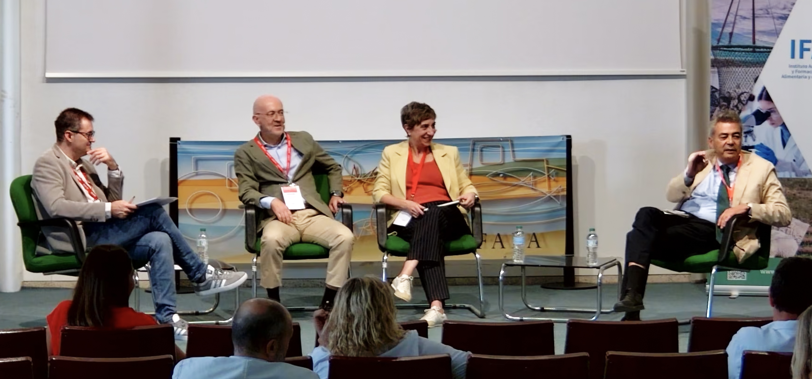 lvaro Gonzlez (CAEA-ASEDAS), Mara Snchez (ANGED) y Jos Ramn Navarro (Mercasevilla), en la ltima mesa redonda sobre 'Distribucin y consumo'...