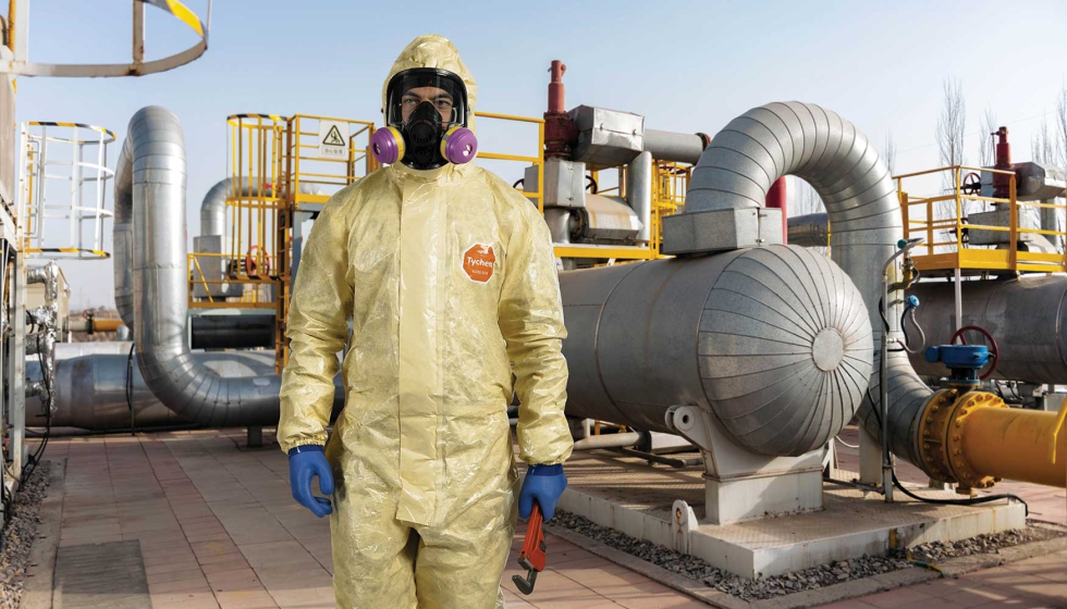 DuPont Tychem 6000 SFR es una prenda ligera con capucha diseada para ayudar a proteger a las personas que trabajan en entornos difciles contra...