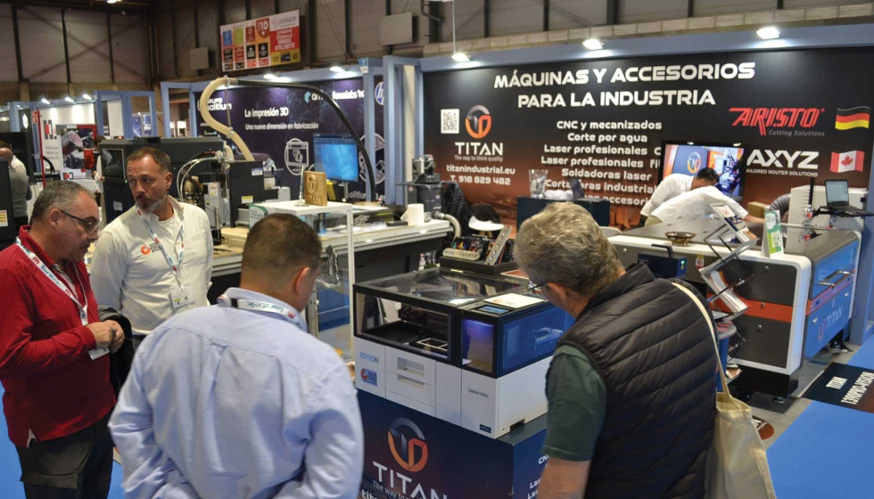 Interesados en la mquina de Epson durante la feria Metalmadrid