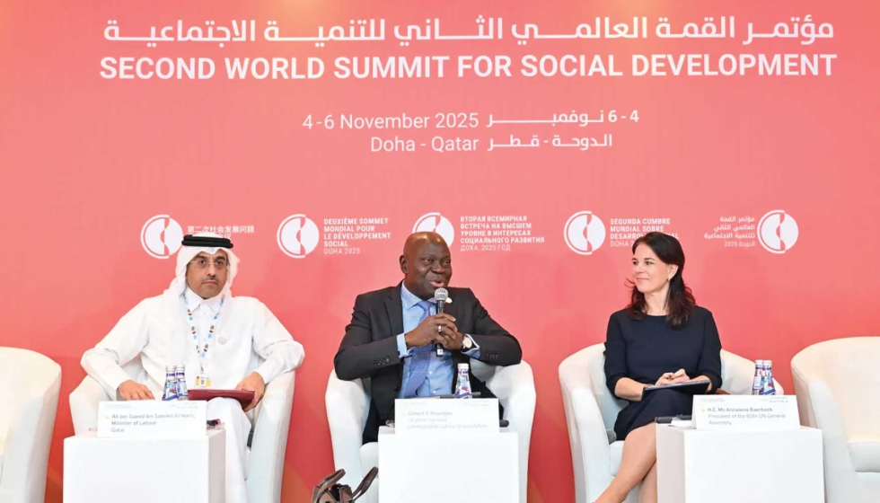 De izquierda a derecha: Ali bin Saeed bin Samikh Al Marri, Ministro de Trabajo de Qatar, y Annalena Baerbock, Presidenta de la 80...