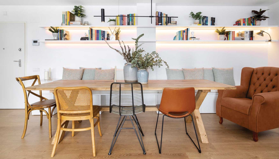 El uso de sillas distintas en la zona de comedor refuerza la singularidad del proyecto