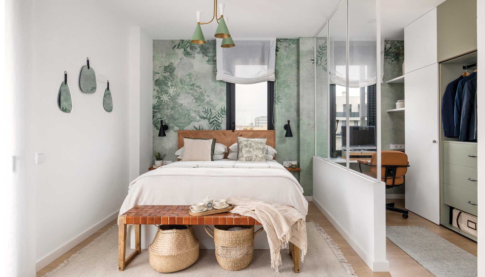 Una mampara de crista separa el dormitorio de del vestidor