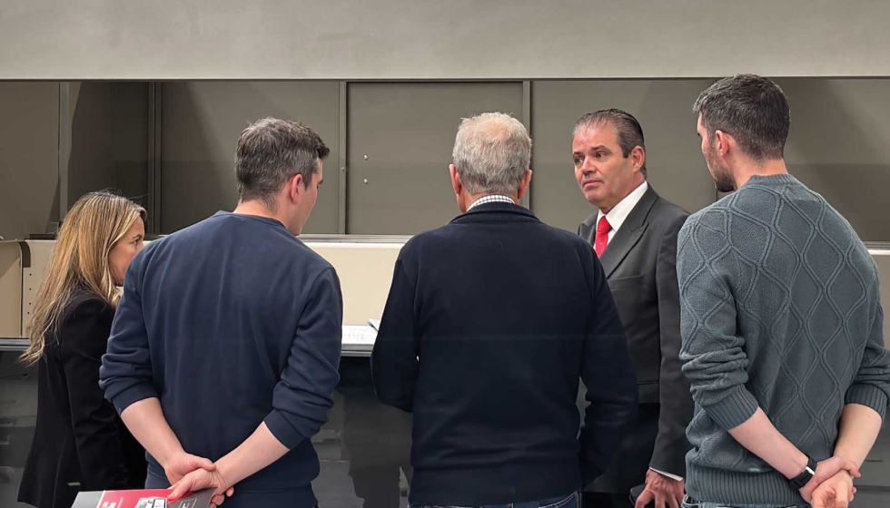 Juan Antonio Cmara, CEO de Mecal Ibrica, muestra a visitantes de las Jornadas de Puertas Abierta de Mecal...