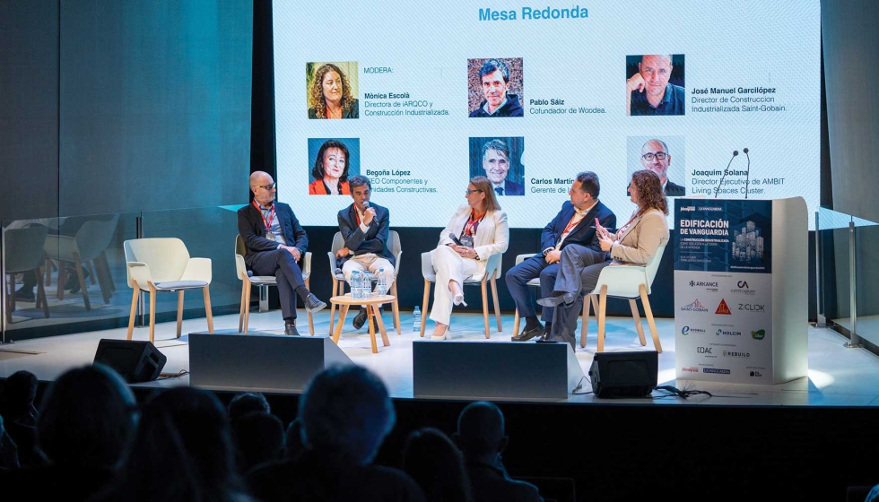 La periodista Mnica Escol (primera por la derecha) y Begoa Lpez (tercera por la izquierda) en la jornada Edificacin de Vanguardia...