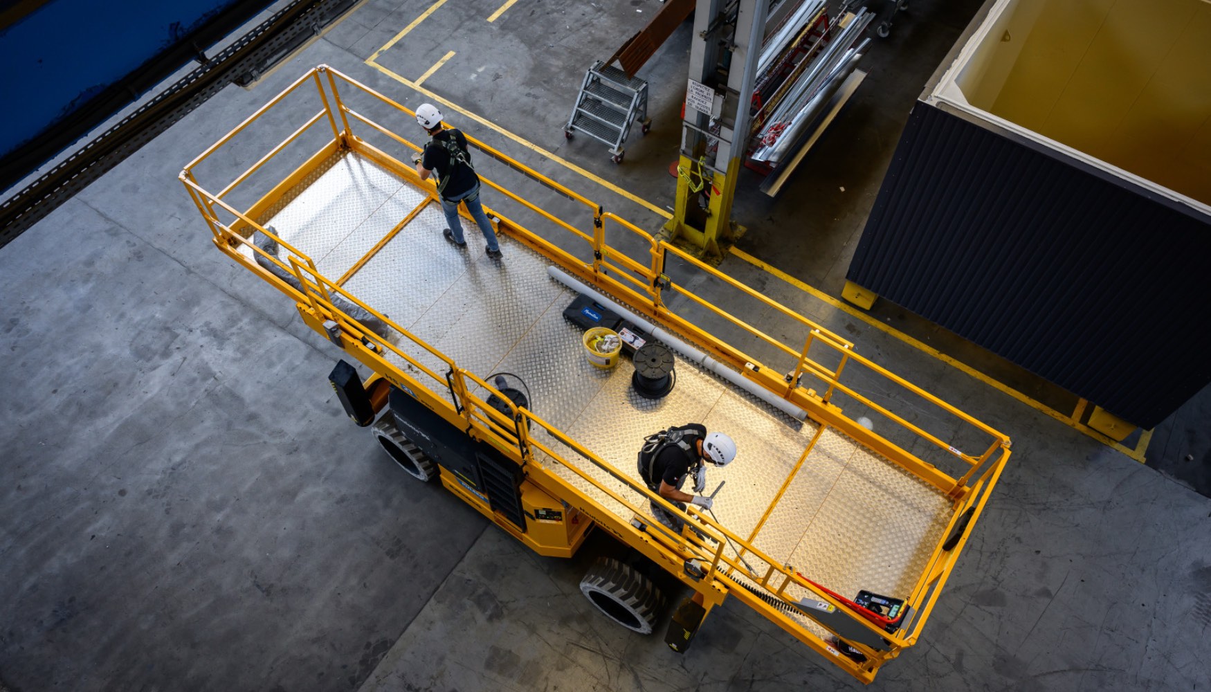 La HS21 E cuenta con una amplia plataforma de 7,50 m equipada con dos extensiones