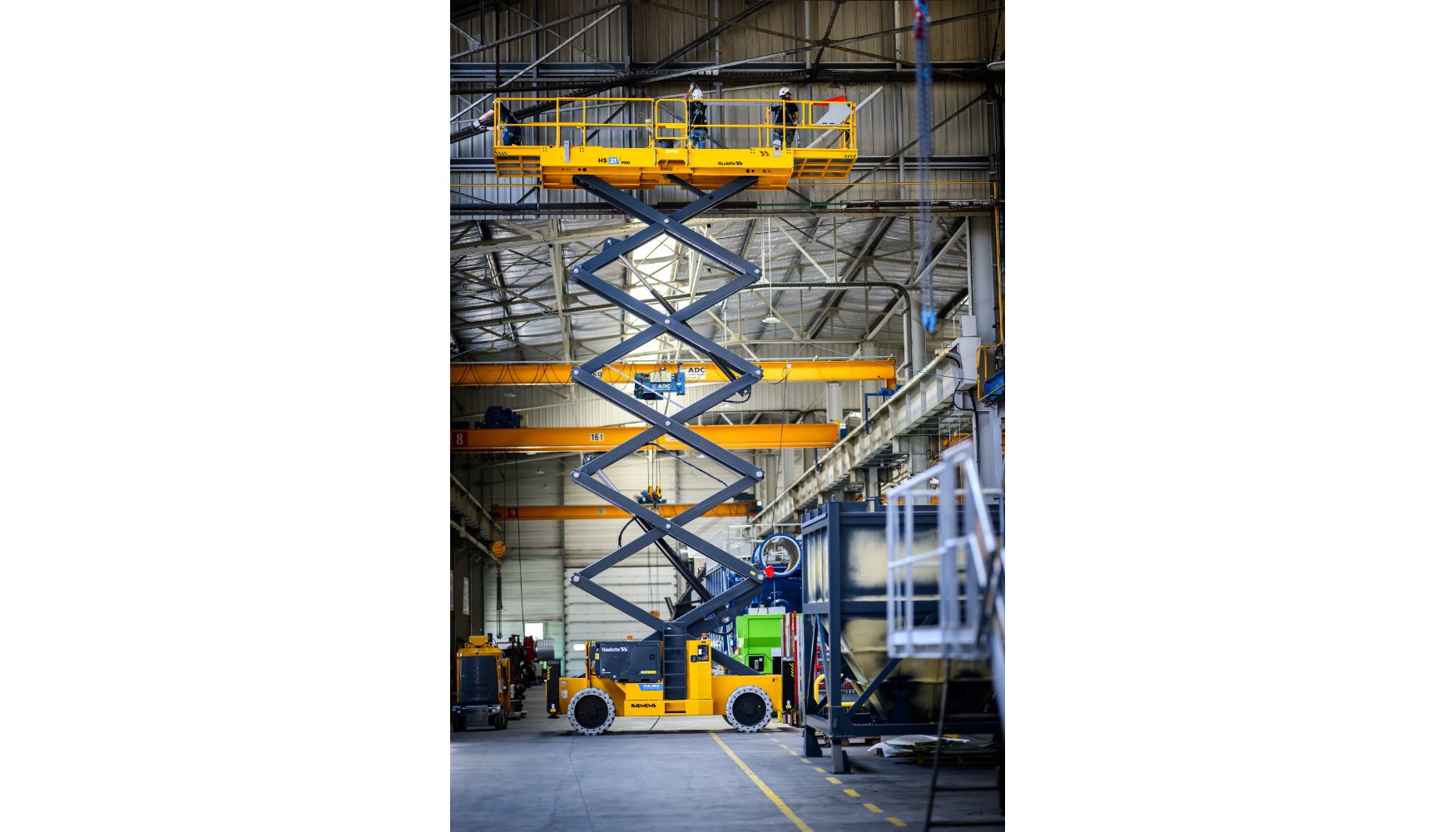 Su capacidad de carga de 750 kg permite alojar hasta cuatro operadores y su equipo, garantizando una productividad ptima en obra...