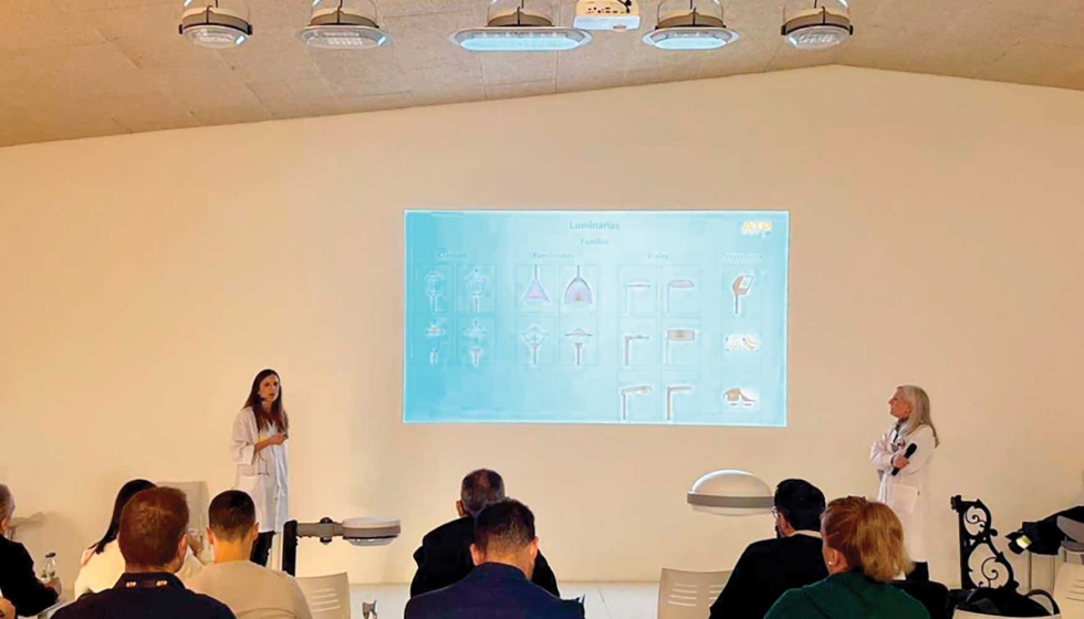 Paula Coma y Judith Leache, de Oficina Tcnica, durante su ponencia sobre producto