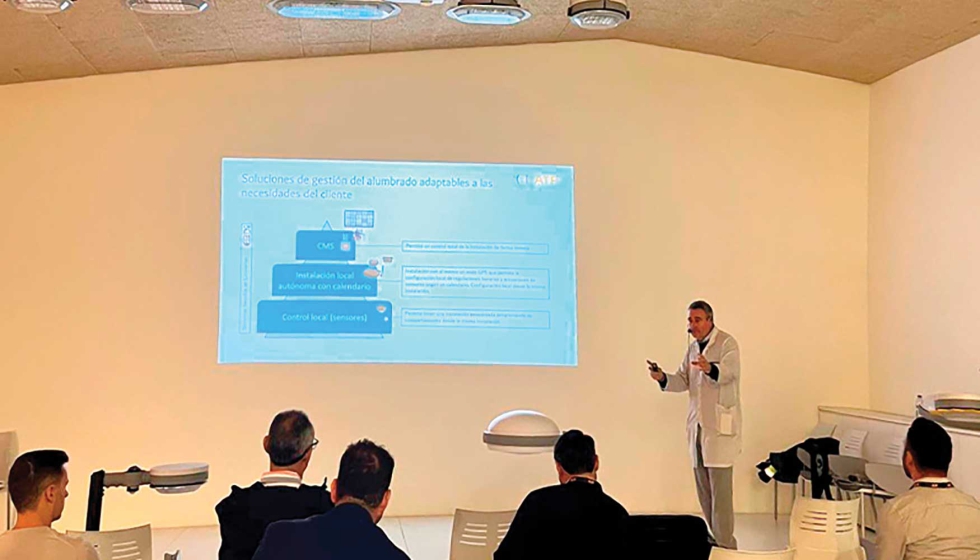 Andrs Armaanzas, director del Departamento Lumnico, en su ponencia sobre los fundamentos tericos de la telegestin y el control remoto...