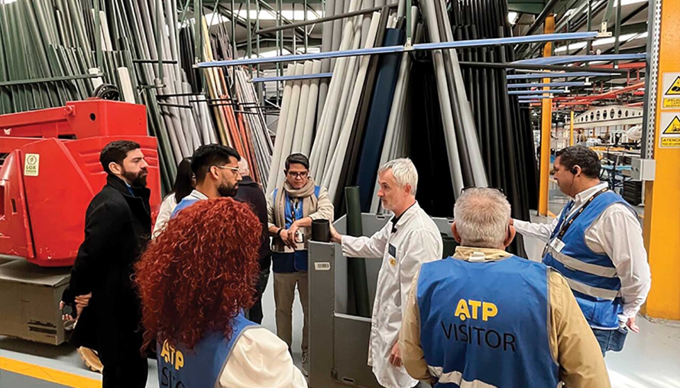 Miguel Domeo, director de Tecnologa, conduciendo la visita a fbrica en la jornada de formacin con los invitados