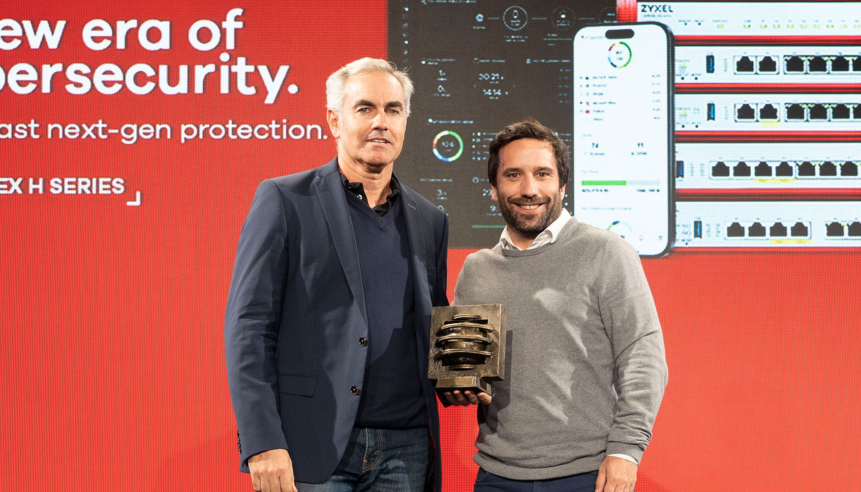 Jess del Valle, CISO Banco Santander Espaa (dcha), hizo entrega del galardn a Gonzalo Echeverra, director general de Zyxel Networks para Iberia...