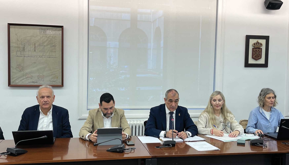 El consejero Chivite (tercero por la izquierda), en un momento de su intervencin