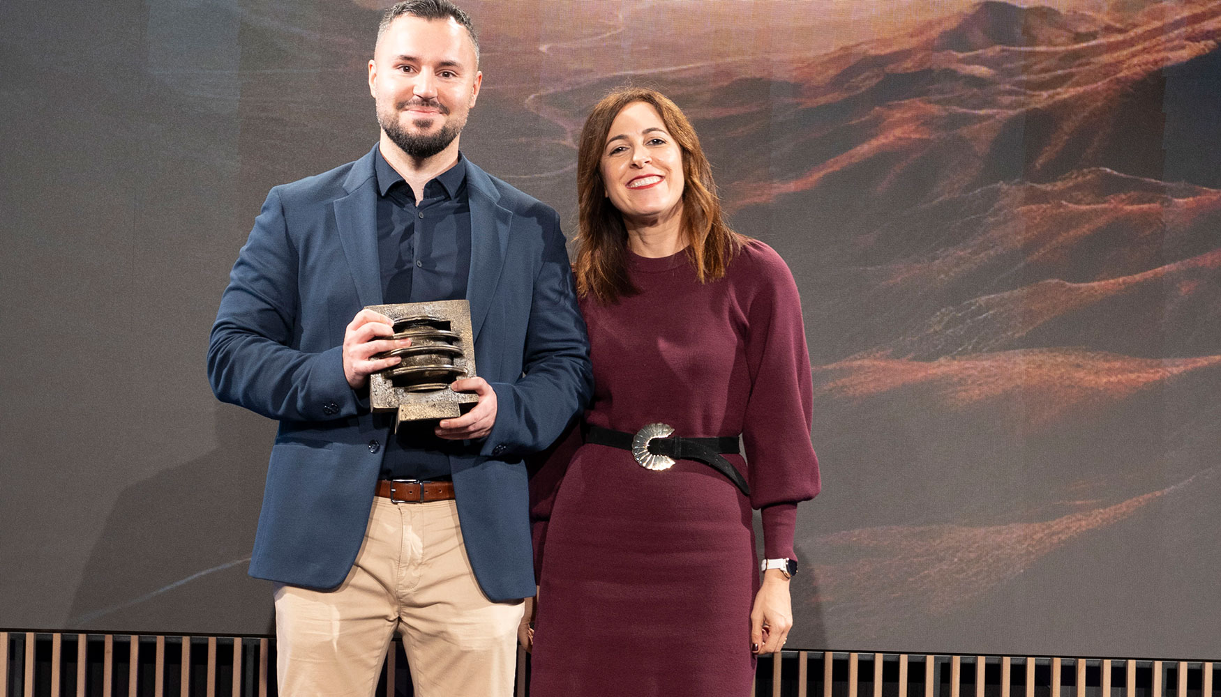 Lucia Flecha, Digital Transformation and CIIO Office Director en Ferrovial, hizo entrega del galardn a Daniel Alonso...