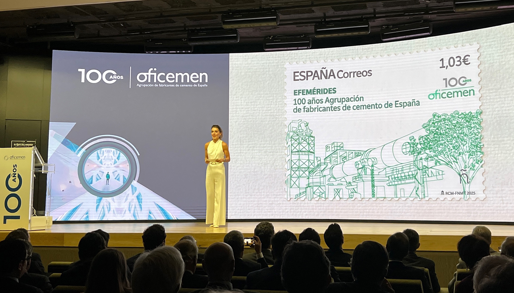 La periodista ngeles Blanco fue la encargada de presentar el acto