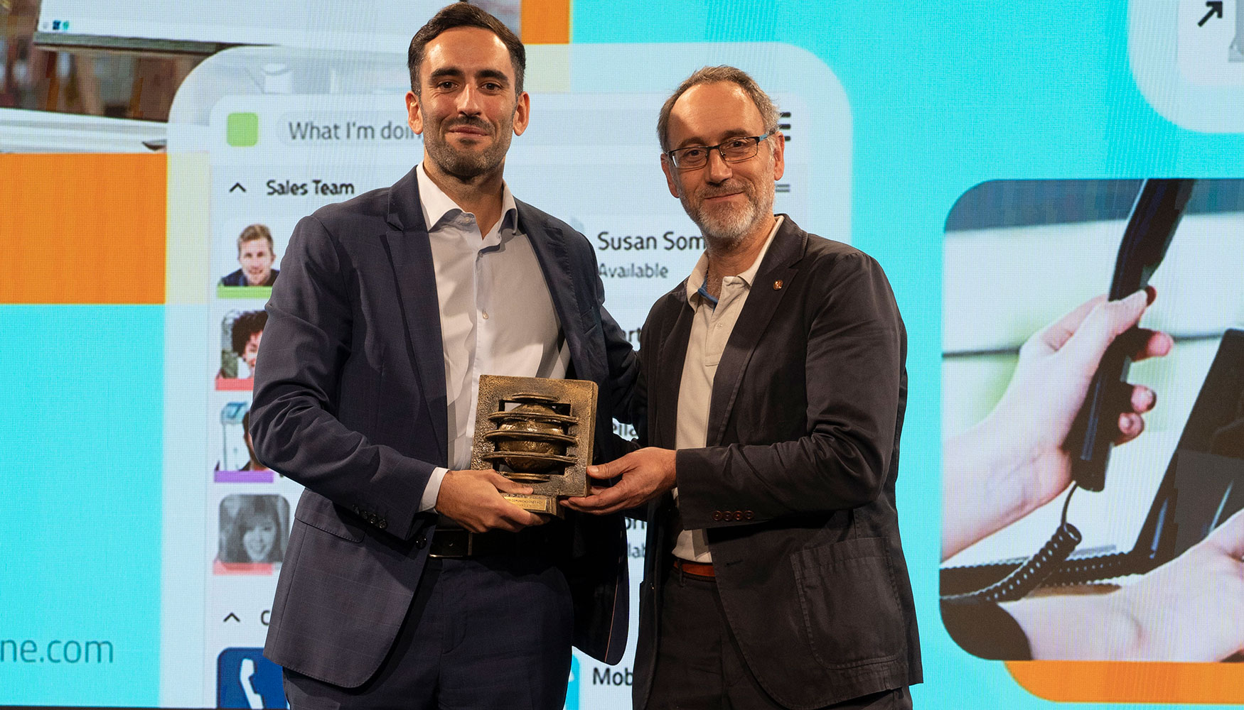 Andr�s Prado, director TIC de la Universidad Castilla-La Mancha, entrega el galard�n a Francisco L�pez Pulido...