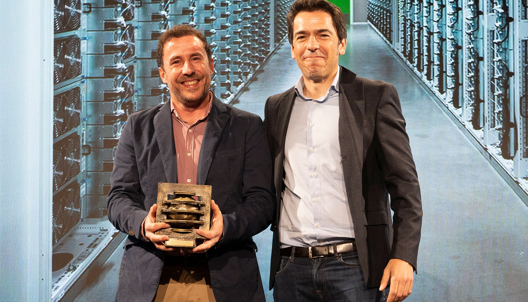 Kiko Len Barroso, CIO en Grupo IskayPet, entregando el premio a Manuel Fernndez, director de Operaciones de la Regin Cloud de Microsoft en Espaa...