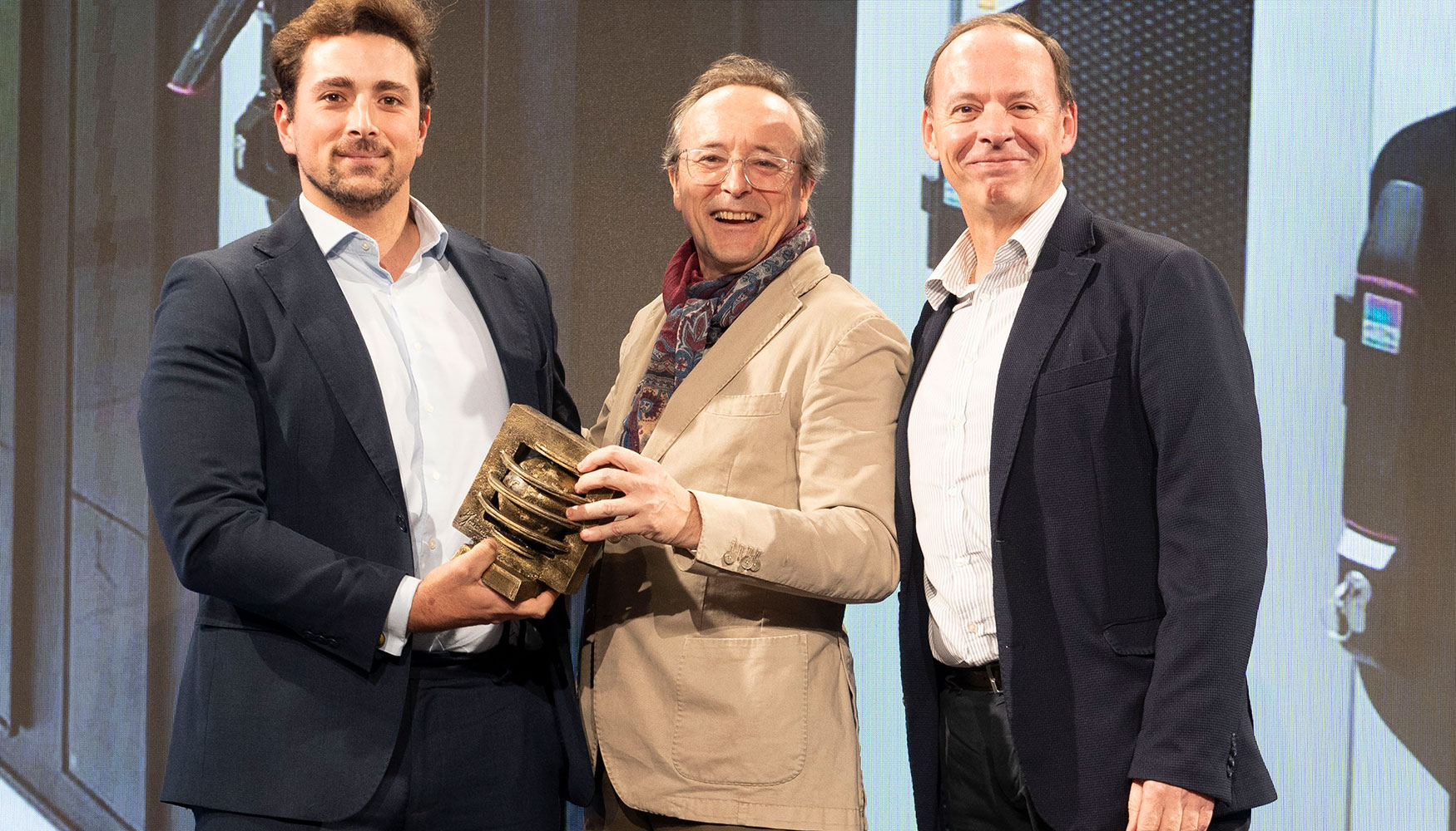 Toms Saiz, Enterprise Business manager de Synology entreg el Premio a Javier Ronchel...