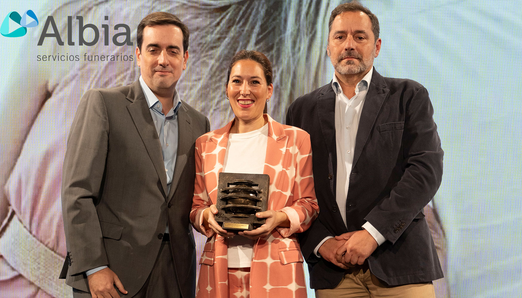 Jos Ramn Daz, Managing Director de Alhambra IT, entreg el premio a Sara Peral galindo...