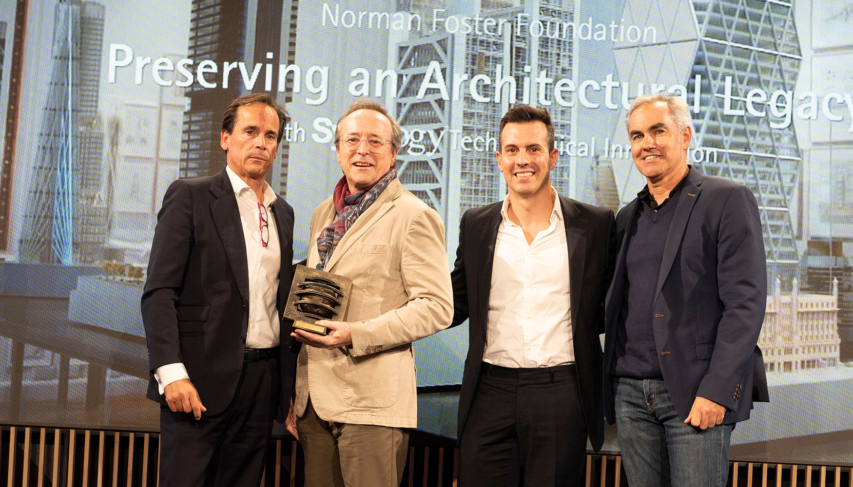 Gonzalo Echeverra, Country Manager de Zyxel Iberia, entrega el galardn a Toms Saiz, Enterprise Business manager de Synology; David Gonzlez...