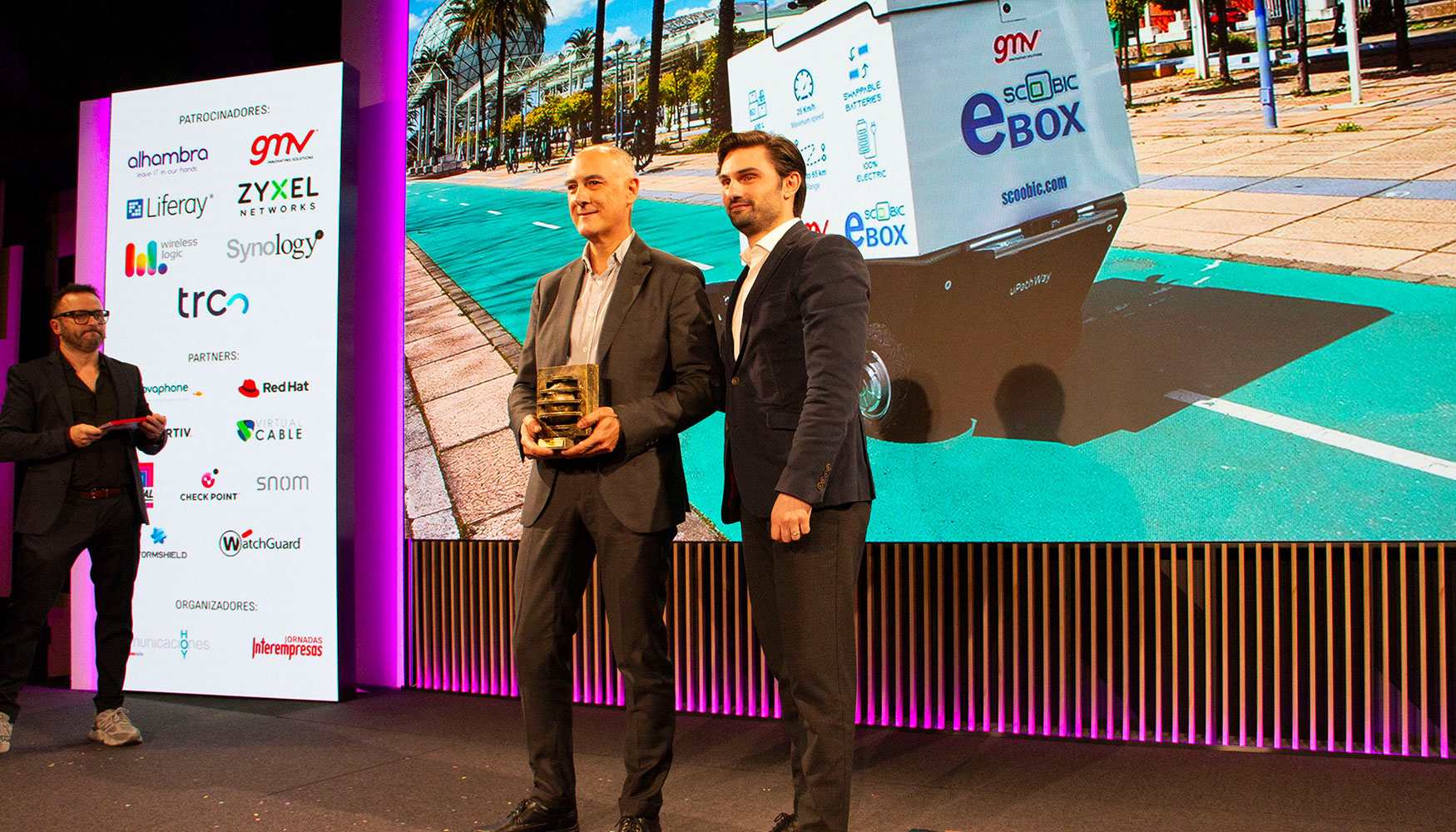 Alex Arjomandi, Account Executive de Liferay, entreg la estatuilla a Miguel Hormigo, director del Sector Industria de GMV...