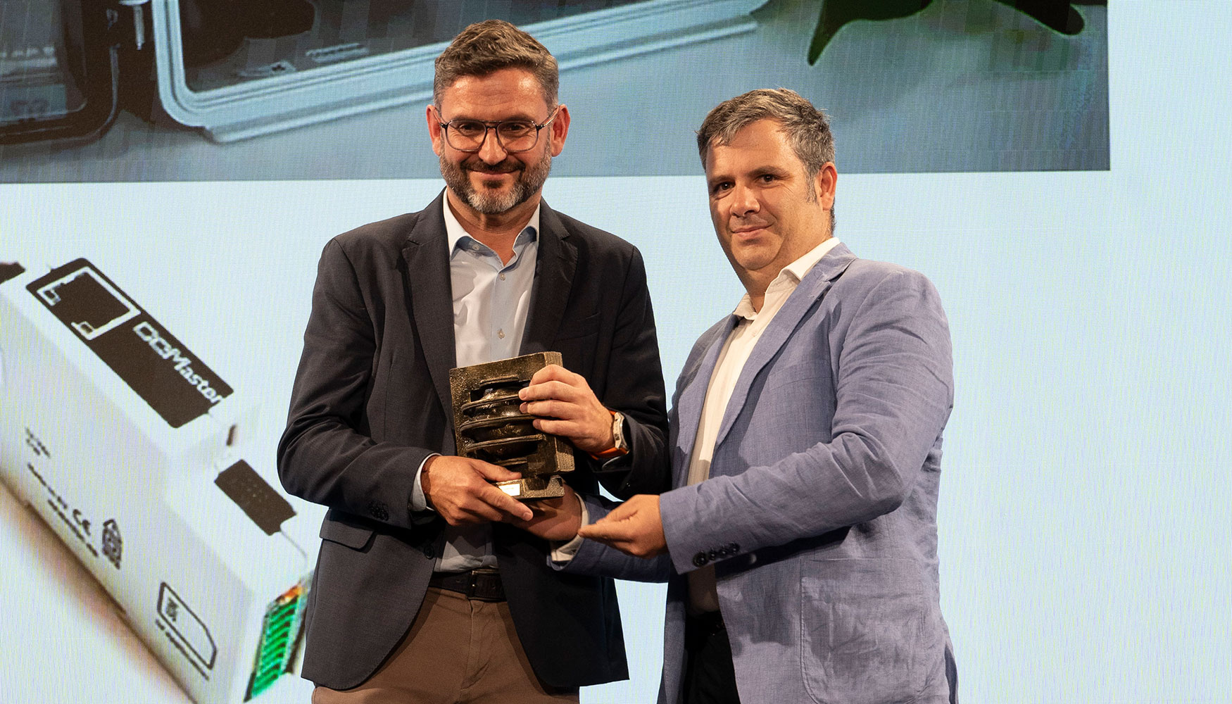 N�stor Mangas, Key Account Manager de Wireless Logic, entreg� el premio a Alfonso Fern�ndez Garrido, CEO de Enerclic