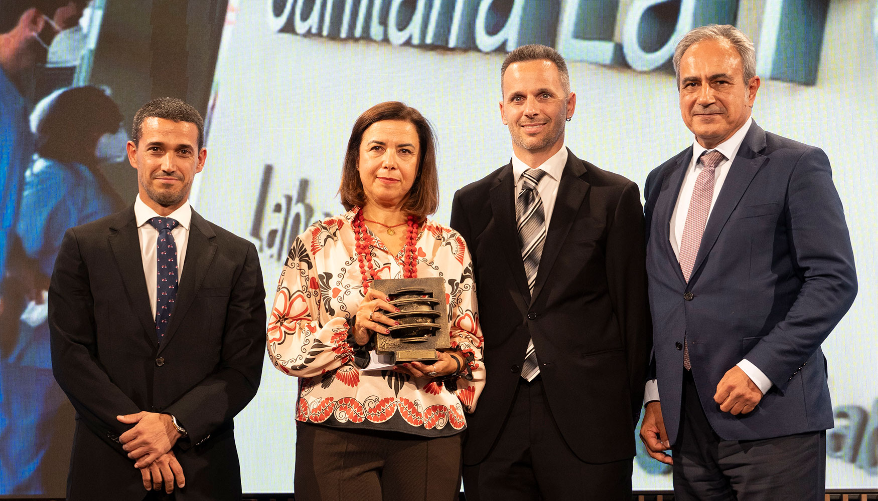 Luis Fernando �lvarez-Gasc�n, director general de Secure e-Solutions de GMV, hizo entrega del premio a Mar�a Jos� Carri�n...