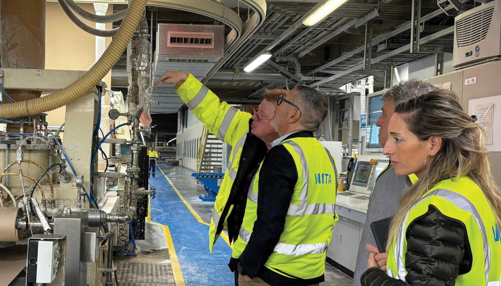 Visita guiada por Thomas Stiefvater junto al Conseller dEmpresa i Treball de la Generalitat de Catalunya, Miquel Samper...