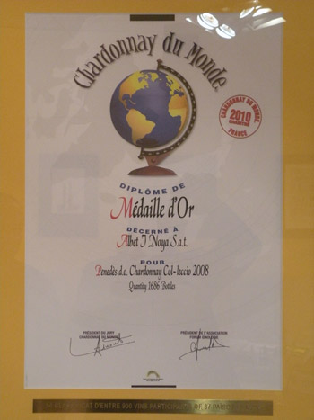 Diploma que certifica con Medalla de Oro los vinos Chardonnay de Albet i Noya