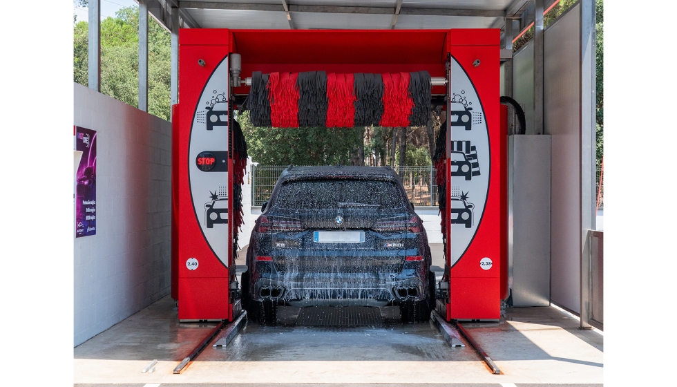 El puente de lavado SoftCare Primo de Washtec en AutoNet d�Aro se ha configurado con un dise�o personalizado para reforzar su identidad visual y...