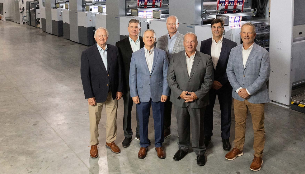 Equipos directivos de Southern Champion Tray, encabezados por el director ejecutivo Brian Hunt (segundo por la izquierda), y de Heidelberg...