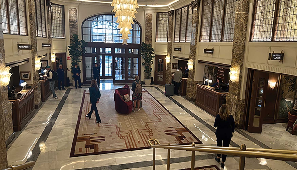 El hall tambin ha recuperado elementos ornamentales ocultos en rehabilitaciones previas