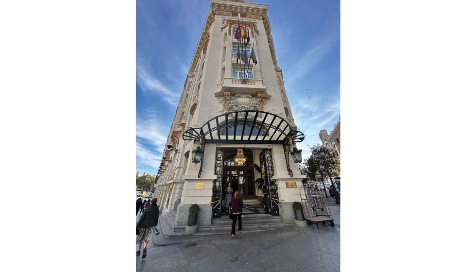 Fachada del hotel donde se pueden contemplar elementos ornamentales recuperados con el color original