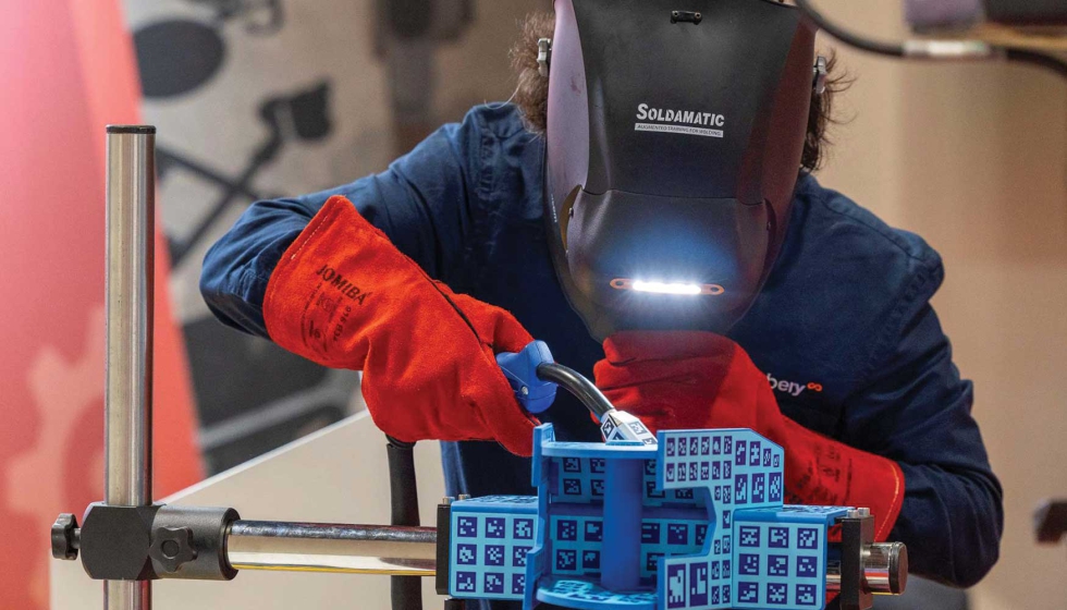 A soldadura de realidade aumentada, organizada pela AECIM e pela Seabery, permitiu combinar uma interveno fsica real com o seu gmeo digital...